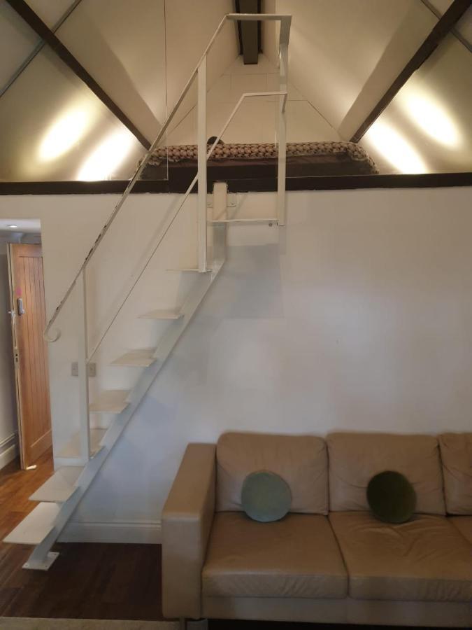Mezzanine Studio Apartment Лондон Экстерьер фото